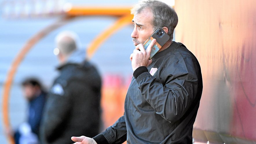 L’entraîneur principal de Rodez, Dominique Alaux, au téléphone avec un de ses adjoints en tribunes, Jérôme Broseta, dimanche dernier durant le match.