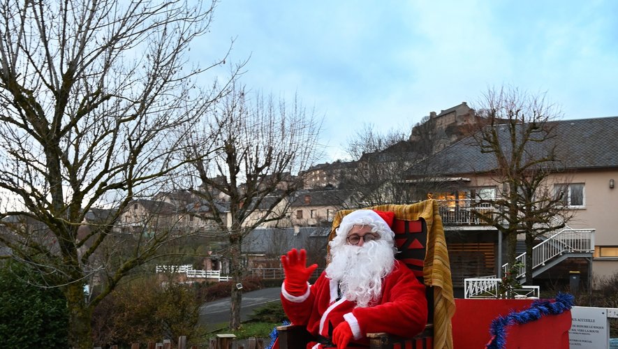 Le père Noël se prépare pour la parade le 15 décembre dans les rues de Sévérac, puis bien sûr pour la grande nuit du 24. Avec ce temps ce sera "chaussettes obligatoires" pour son véhicule, magique ou pas !