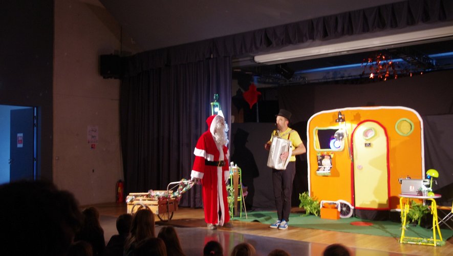 Félix accueille le Père Noël au son de l’accordéon
