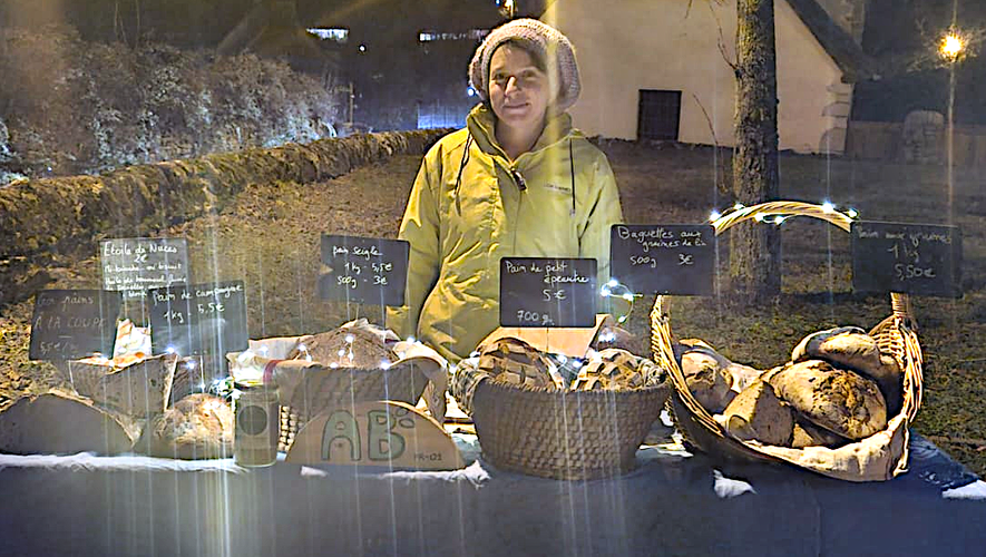 Sarah sur son stand à Souyri, à la tombée de la nuit.