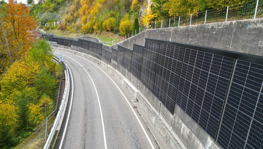 Ces panneaux photovoltaïques ont été installés à la verticale le long d'une route suisse.