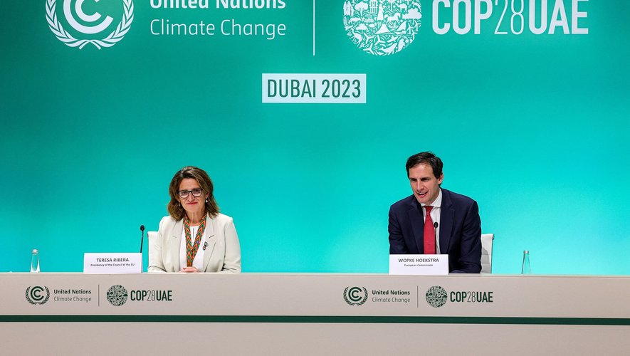Le nouveau texte appelle à la "réduction à la fois de la consommation et de la production des énergies fossiles d'une manière juste, ordonnée et équitable, de façon à atteindre zéro net d'ici, avant ou autour de 2050, comme préconisé par la science".
