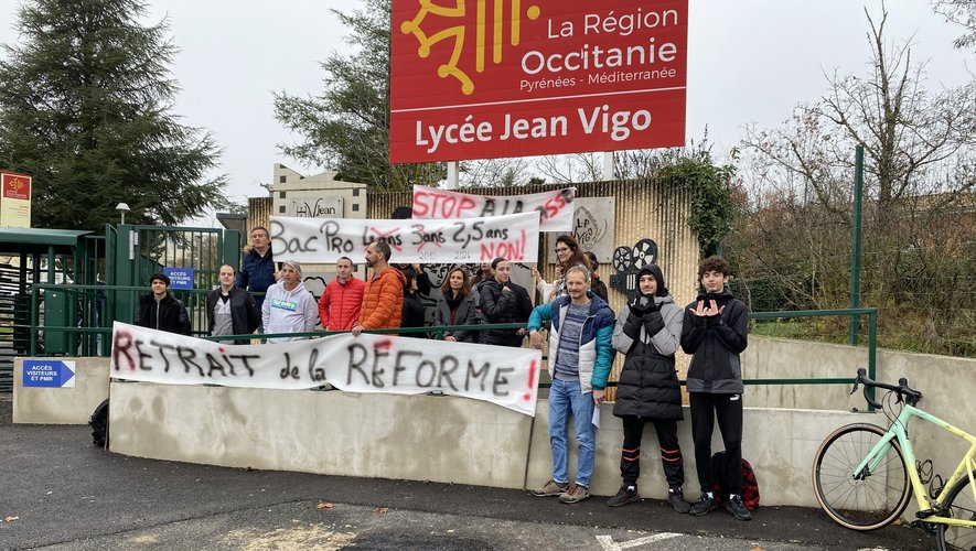 Les professeurs ont affiché leur mécontentement devant le lycée Jean-Vigo.