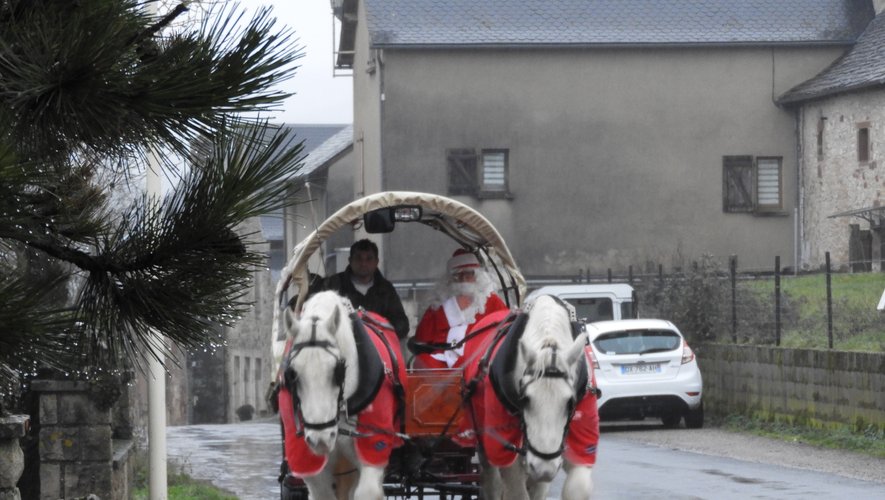 Le père Noël était à Gages pour une balade avec les enfants en calèche.