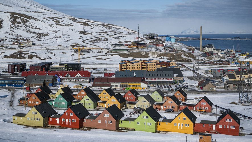 Sur l’archipel norvégien de Svabard, situé à l’est du Groenland et au cœur de l’océan Arctique, les émissions de méthane en provenance de la terre s’accumulent sous le permafrost dans des quantités inquiétantes.