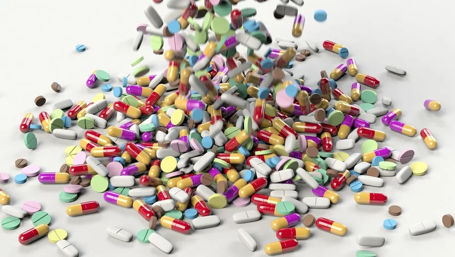Selon la revue médicale "Prescrire", 105 médicaments autorisés s’avèrent "plus dangereux qu’utiles". Parmi eux, 88 sont commercialisés en France.