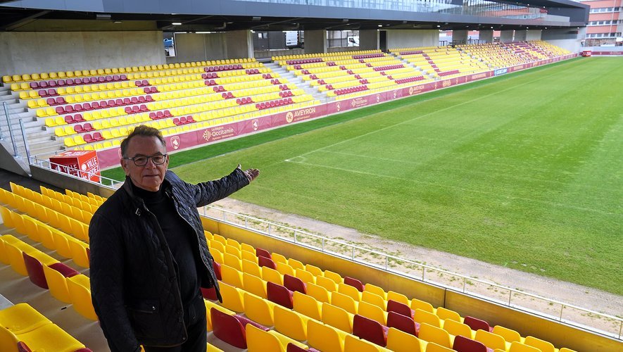 Le maire de Rodez Christian Teyssèdre, pas peu fier au moment de présenter la première moitié du nouveau stade.