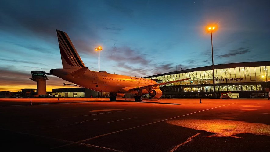 La grève est partie de l'aéroport de Brest, où un vol sur deux sera supprimé ce lundi 18 décembre.
