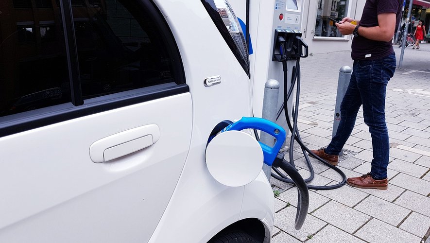 Les voitures électriques à 100 € par mois pourront être réservées à partir du 1er janvier directement auprès des loueurs.