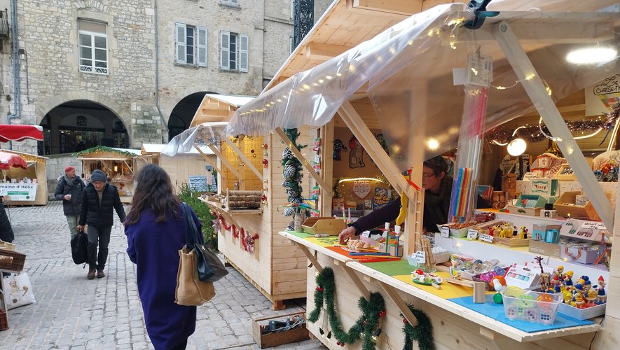 Le marché de Noël se tient jusqu’au 30 décembre sur la place Notre-Dame.