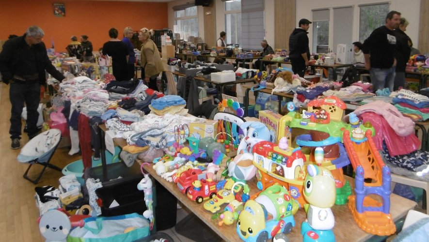 Une multitude de jouets, jeux,livres, vêtements… étaient exposésà la vente.