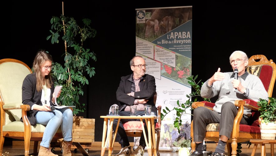De droite à gauche : Marc Dufumier, scientifique,Gilles Pérole, maire de Mouans-Sartoux, et la responsable de l’alimentation à l’Apaba.