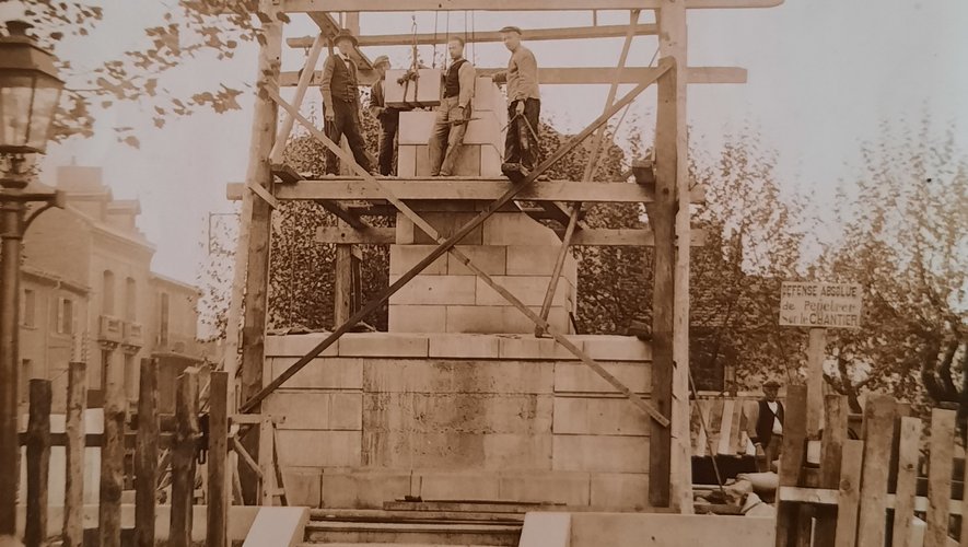 Lors de la construction du monument aux Morts à Decazeville,Louis Fontalba est à gauche. Photo prise en face de la pharmacie actuelle.