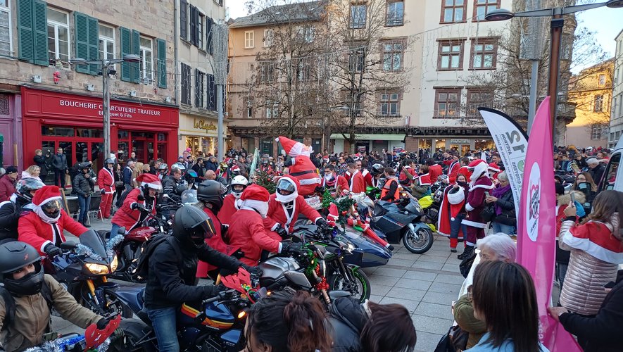 Les motards de Noël place du Bourg