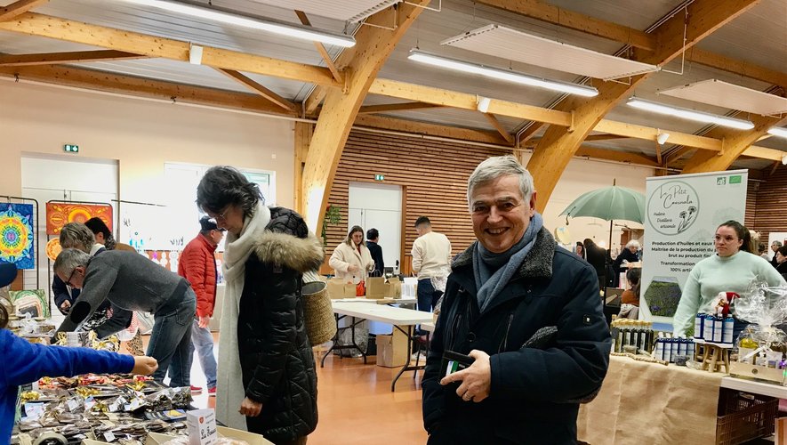 Le maire de Réquista Michel Causse a fait des achats au marché de Noël de l’Ucar.