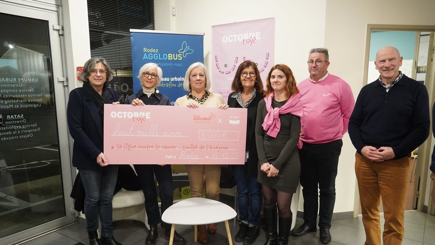 Agglobus a remis un chèque de 8 000 euros à la Ligue contre le cancer vendredi 15 décembre.