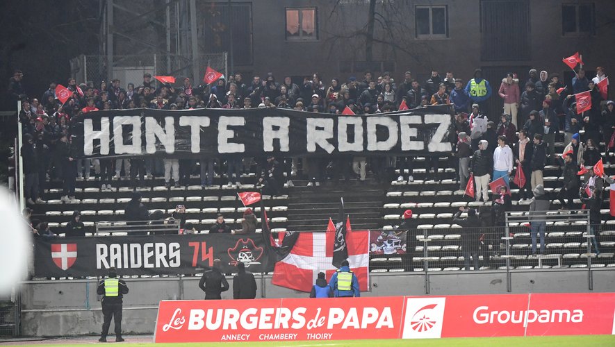 Comme à Bordeaux le 28 octobre, la banderole "Honte à Rodez" des supporters du FCA.