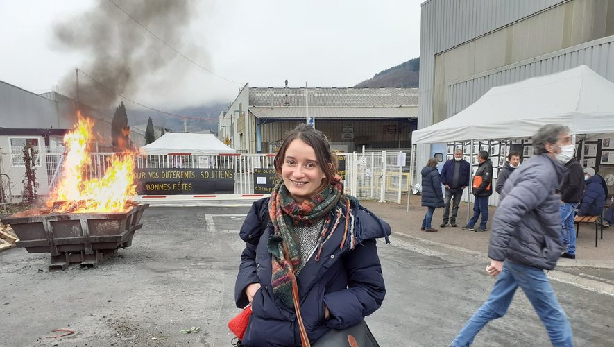 Aurore Cros devant l’entrée de l’usine Sam, en février 2022,lors de son tournage de son film.