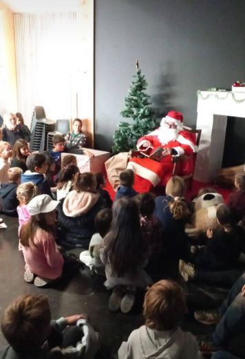Le père Noël à la rencontre des enfants à la nouvelle salle des fêtes  de Lardeyrolles Castanet.