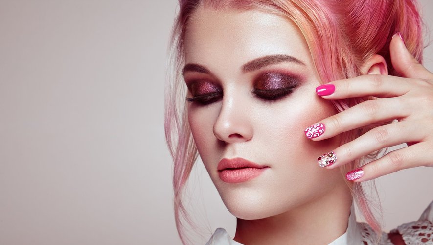 Le 'strawberry makeup' compte parmi les tendances maquillage phares de l'année 2023 sur TikTok.