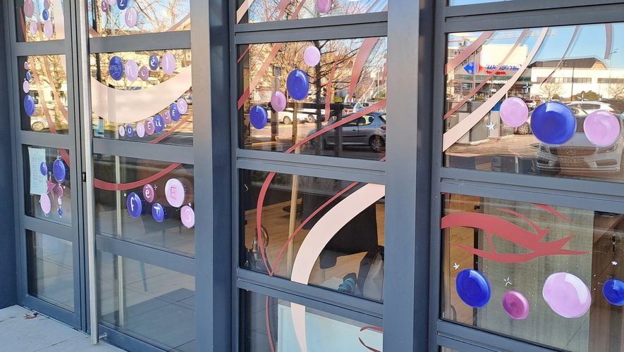 Les commerçants ont décoré leur vitrine pour insuffler un esprit de Noël