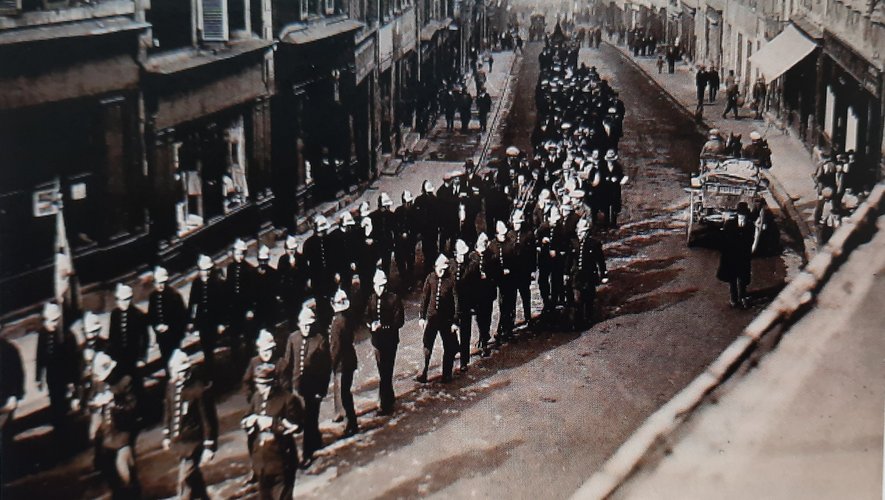 Défilé dans la rue Cayrade avec les pompiers en tête pour la commémoration du 11-Novembre, en 1933.