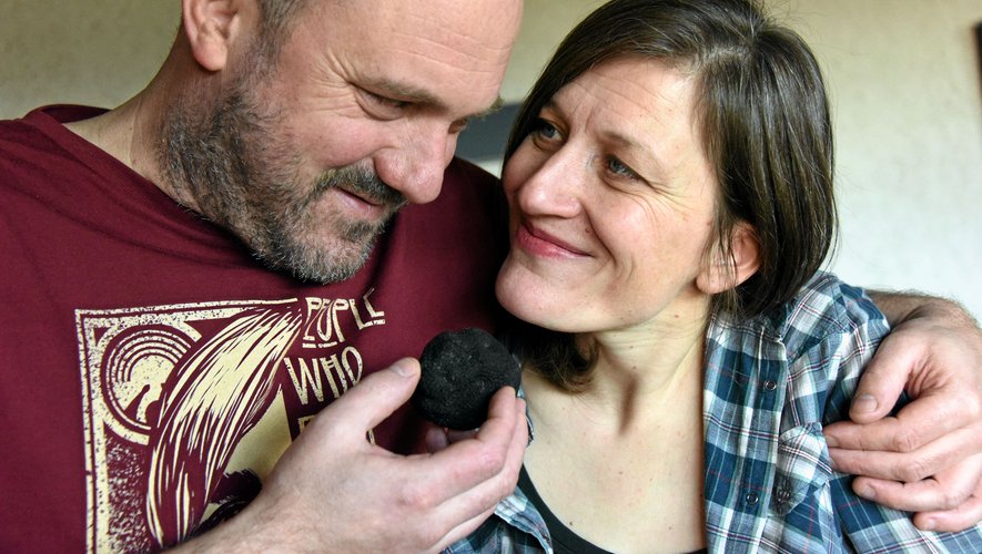 Guillaume et Christine avec une truffe dont le cycle symbolise la vie et en donne son goût !