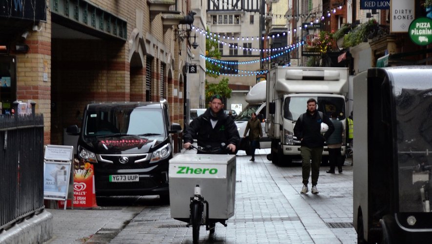 L'entreprise de logistique Zhero, qui transporte des œuvres d'art entre les studios, les galeries et les encadreurs, s'est elle aussi engagée à utiliser les vélos.