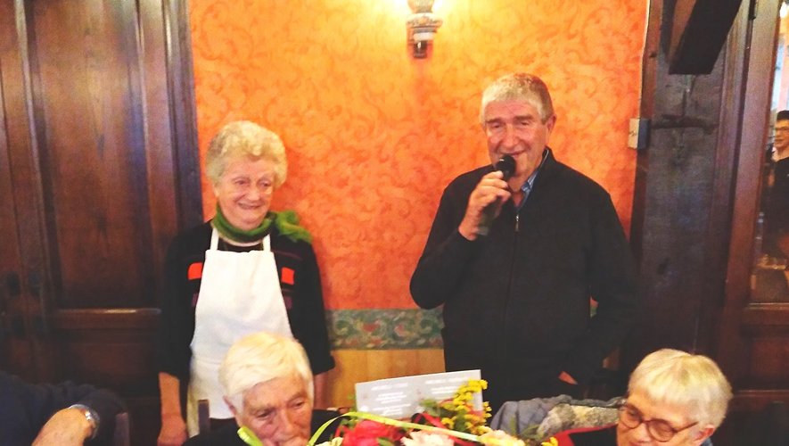 Michel Soulié félicitant Aurélie Fraysse (assise à gauche).