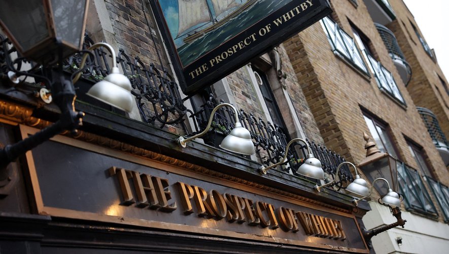 A Londres, The Prospect of Whitby, dont la création remonte à 1520, est généralement considéré comme le plus vieux des 3.500 pubs de la capitale, malgré de vifs débats.