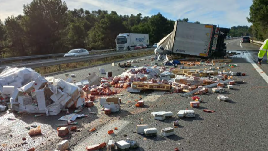 Le chargement du camion s'est étalé sur l'autoroute A61.