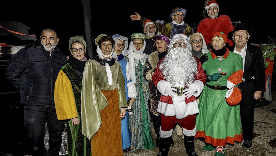 Le père Noël cette année a glané dans Sévérac des aides venues de toutes les époques. Ce qui a fait l’un des charmes de cette parade magique.