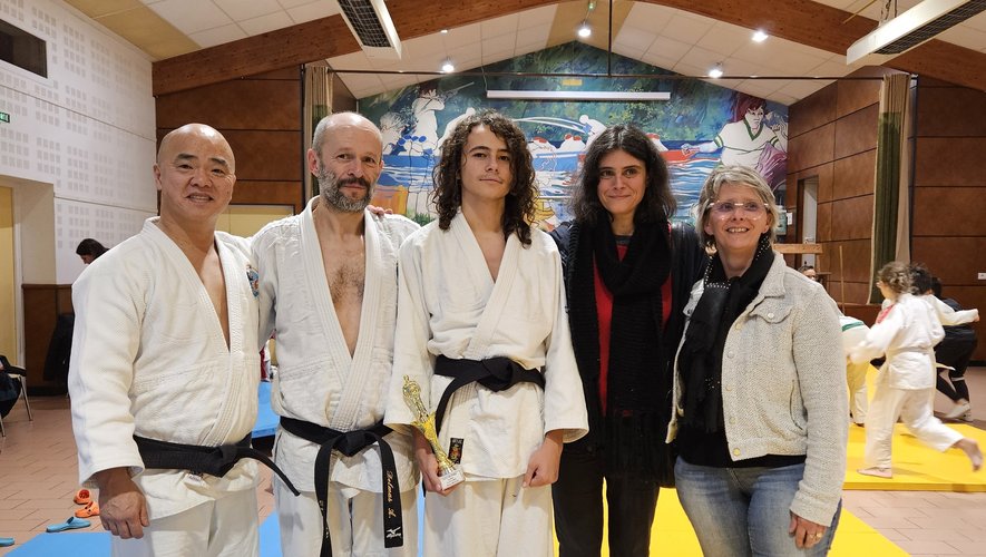 Olivier Delmas, entouré par ses parents, le coach Rémi Géraud et l’élue Virginie Cartron.