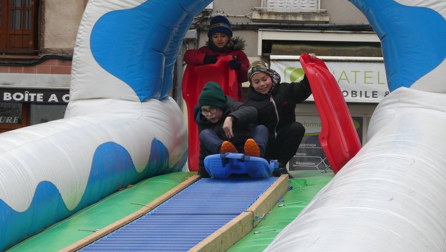 Les enfants se sont bien amusés sur la piste de luge gonflable.