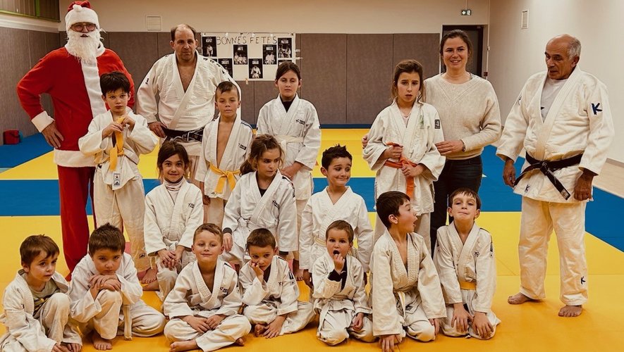 Le père Noël a rendu visite  aux jeunes judokas.