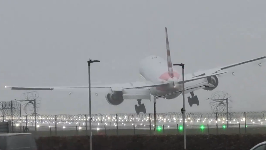 L'avion a dangereusement tangué sur la gauche avant de rebondir sur la piste d'atterrissage à Londres.