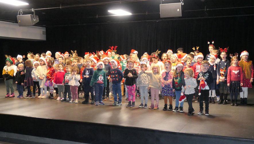 Tous les élèves réunis sur scène pour chanter "Petit papa Noël".
