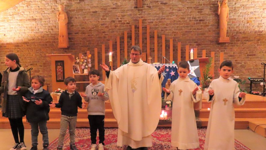 Le père Bernard Molinié entourédes enfants de chœur pendant la célébration en l’église de La Primaube.