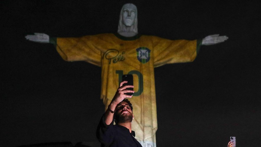 Le Christ rédempteur qui domine Rio de Janeiro a revêtu un maillot de l'éternel roi Pelé.