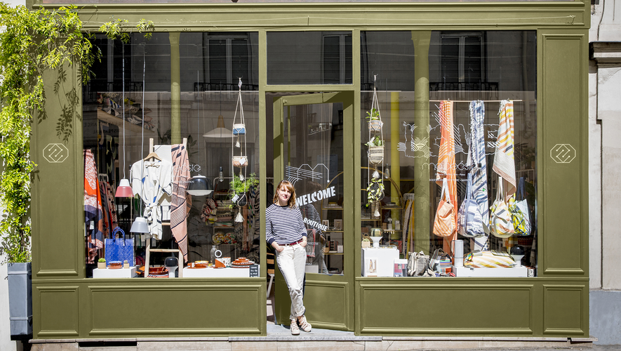 Elsa Poux, devant sa boutique parisienne, 69 rue du Chemin-Vert.