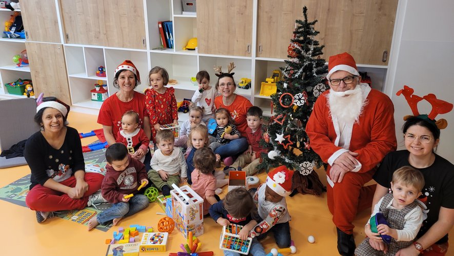 Les enfants accueillent le père Noël.