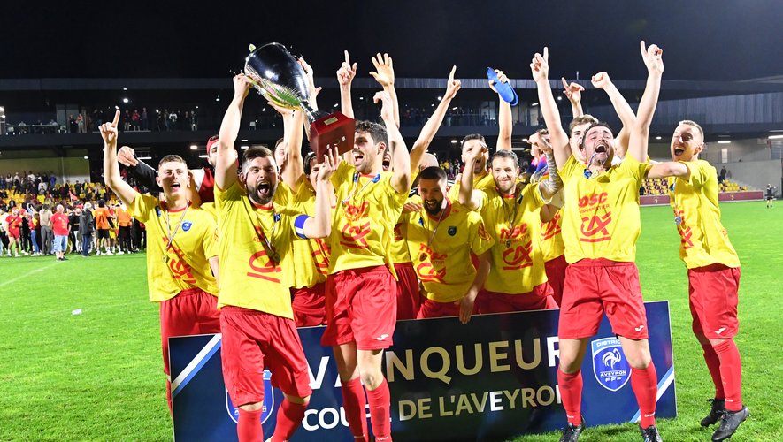 Joueurs et supporters de l’USE célèbrent avec enthousiasme la victoire en coupe de l’Aveyron.