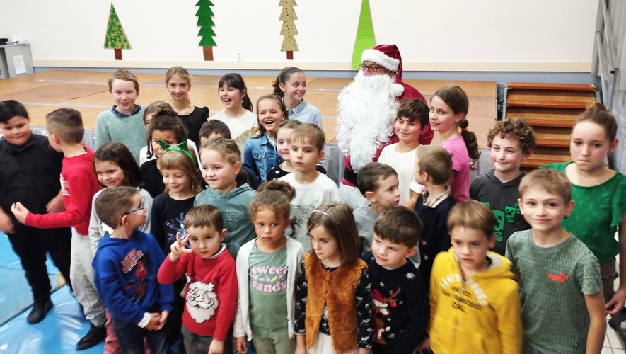 Les enfants ont accueillile père Noël avec joie.