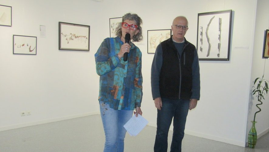 L’artiste Isabelle Bos et le président  de la MJC Pierre Pons.