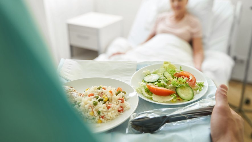 Les repas à l'hôpital sont un sujet qui "revient régulièrement chez les patients et leurs familles", qui jugent peu appétissants les plateaux servis.