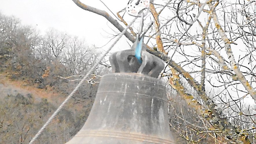 La cloche de plus de 100 kg quitte le clocheren tyrolienne.