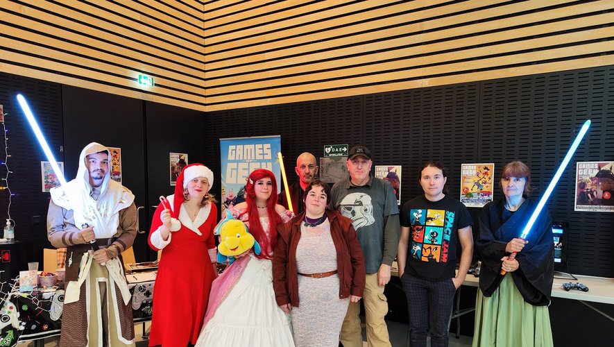 Les membres de l'association Aveyron Game Event revêtent leur meilleur cosplay lors des comités d'entreprise.