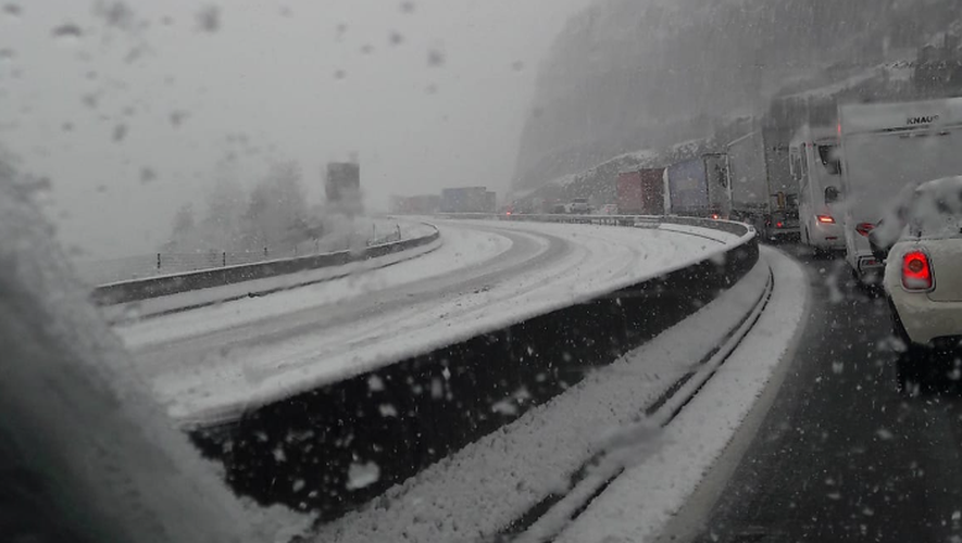 La neige fragilise les conditions de circulation sur l'A75, ce jeudi 11 janvier 2024.