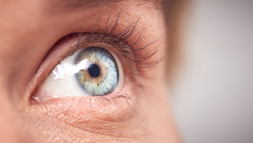 Sur TikTok, les vidéos de patients changeant la couleur de leurs yeux cumulent des millions de vues