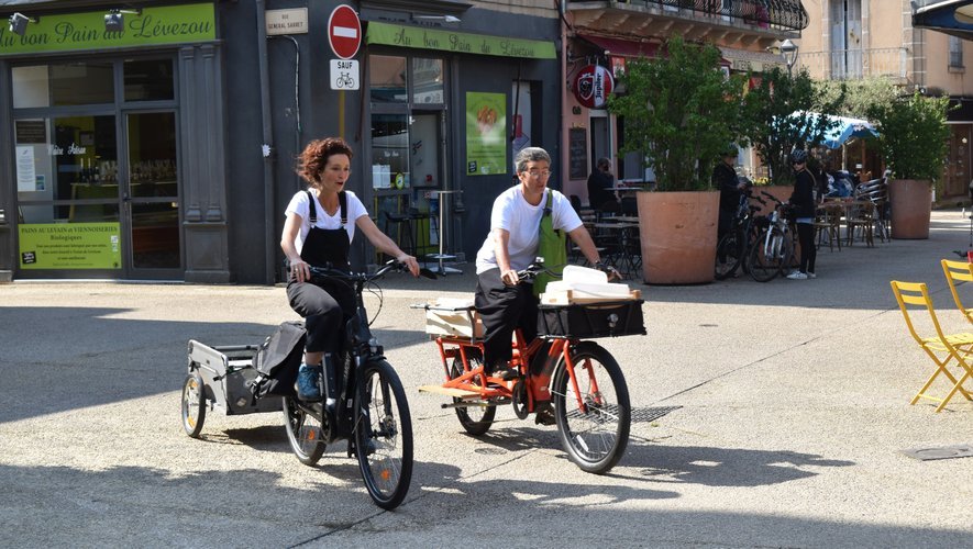 À vélo, Marina Maindron et Naima Catz récupéraienten mai dernier les biodéchets de restaurants.